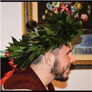 Laureato in Scienze Storiche impartisce ripetizioni a studenti di ogni età, in particolare agli studenti degli istituti superiori